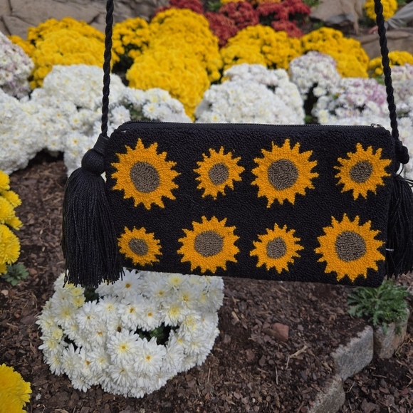 Wayuu Tribe Black and Yellow Sunflower Clutch - Picture 5 of 6